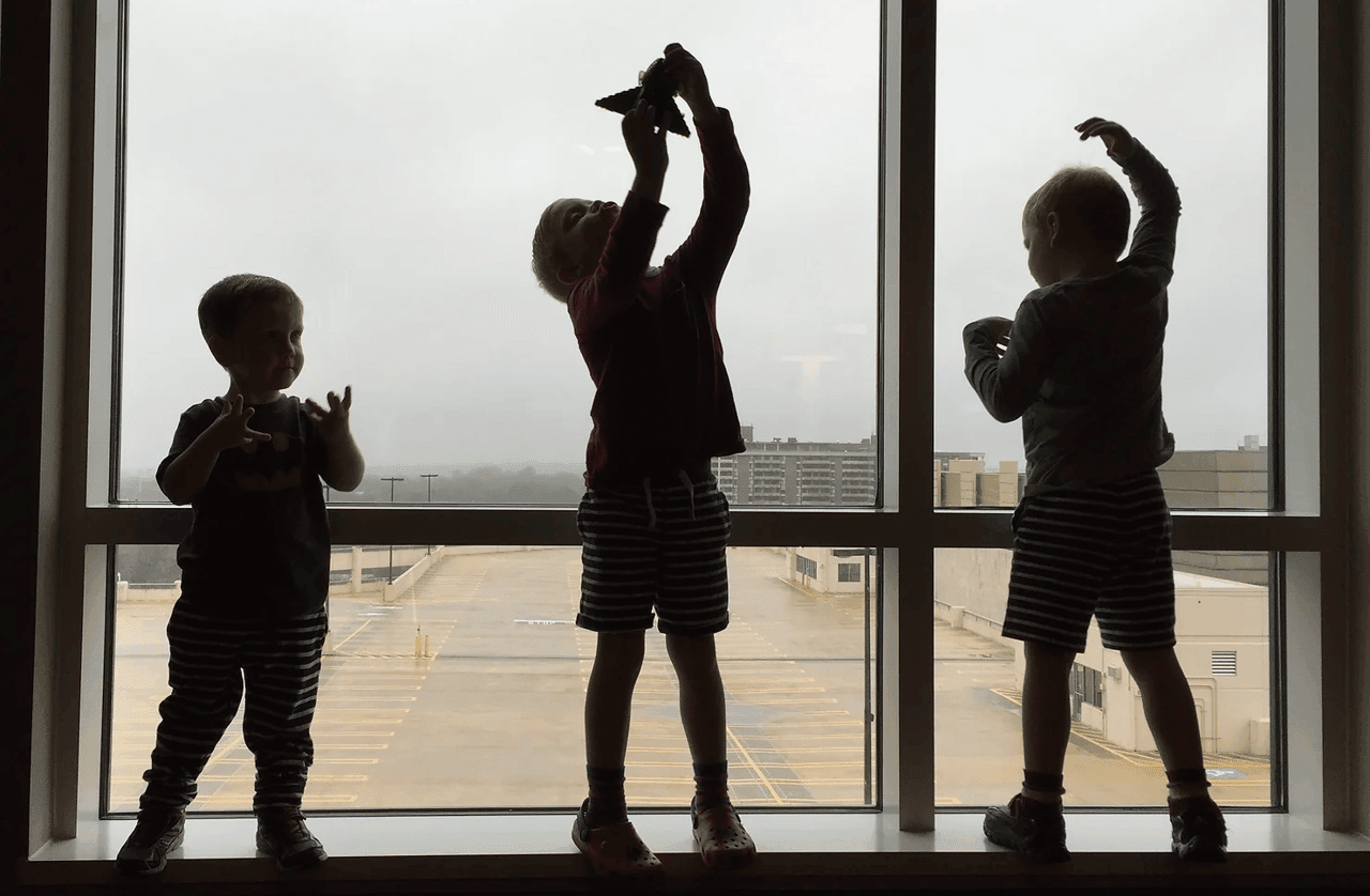 Tři kluci, pes a cesta za klidným domovem